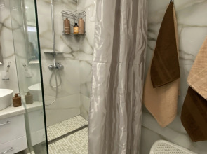 Апартаменты в современном стиле с камином