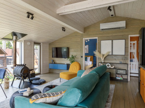 Частный Дом RiverDublDom  с баней и купелью у пруда в Новой Москве