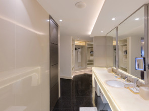 Отель V Hotel Dubai Curio Collection by Hilton