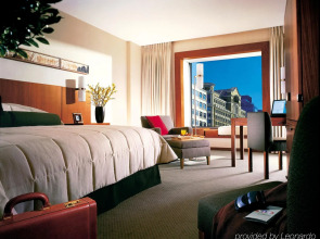 Canary Riverside Plaza Hotel