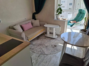 Квартира с подвесными креслами из ротанга на панорамной лоджии