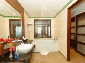 Курортный отель Grand Pacific Sovereign Resort & Spa