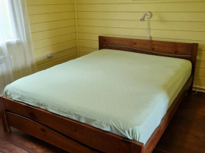 Semenyij Domik U Ozera V Karelii	