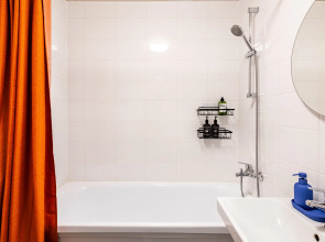 Квартира Яркая с балконом