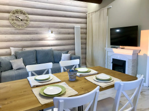 Частный дом Дом на скале с видом на озеро.