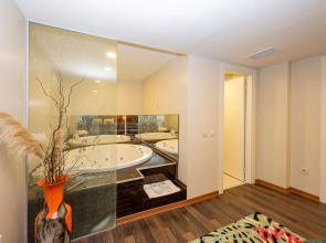 Отель The Marions Suite