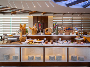 Отель Maximilan Danang Beach