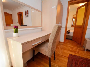 Отель Swiss Holiday