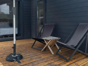 Бунгало Скандинавское на двоих с панорамными окнами, террасой и финским банным чаном на дровах