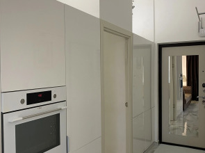 Апартаменты в современном стиле с камином