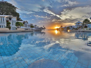 Отель Vannee Golden Sands Resort