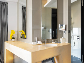 Отель V Hotel Dubai Curio Collection by Hilton