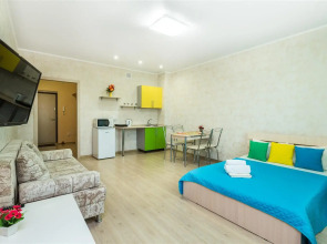 Апартаменты студия в ярких тонах в центре Тюмени