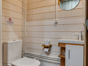 Частный дом с бaнeй на дpoвaх Harmony