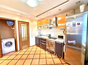 Квартира Светлая 2-комнатная: рядом гостиница Воркута и Центральная площадь