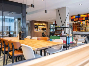 Отель Novotel Suites Wien City Donau