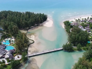 Отель Apsara Beachfront Resort and Villa 