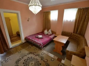 Molodezhnaya 8 Guest House