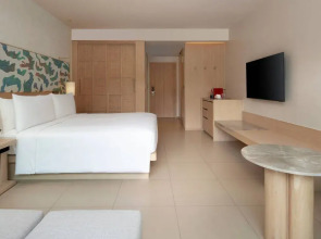 Le Méridien Phuket Mai Khao Beach Resort