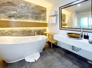 Phi Phi Holiday Resort – SHA Extra Plus