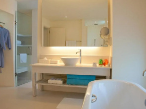 Holiday Inn Resort Kandooma Maldives by IHG