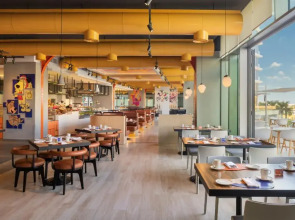 Отель The WB Abu Dhabi, Curio Collection by Hilton