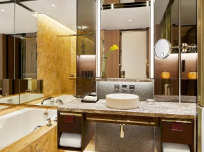 Four Seasons Hotel Hong Kong