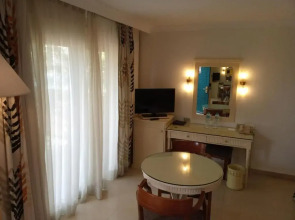 Cairo Pyramids Hotel