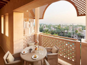 Отель Jumeirah Al Qasr Dubai