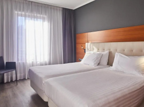 Отель Silken Amara Plaza