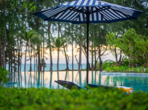 Le Méridien Phuket Mai Khao Beach Resort