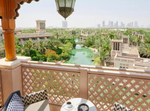 Отель Jumeirah Al Qasr Dubai