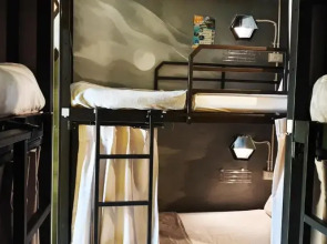 Beehive Phuket Old Town - Hostel