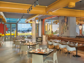 Отель The WB Abu Dhabi, Curio Collection by Hilton