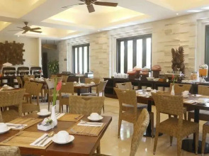 Отель Grand Whiz Nusa Dua