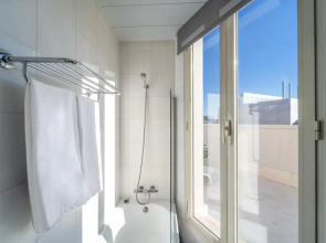 Отель Quatro Puerta Del Sol