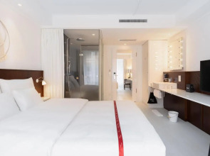 Ruby Claire Hotel & Bar