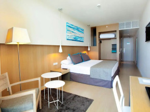 Отель Atenea Port Barcelona Mataro