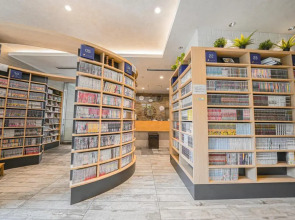 Quintessa Hotel Tokyo Haneda Comic & Books