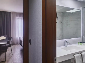 Отель Silken Amara Plaza