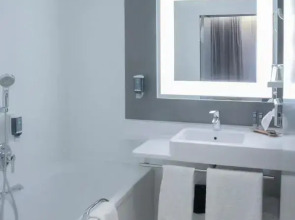 Отель Novotel Suites Wien City Donau