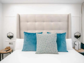 Отель The Hotel Regina