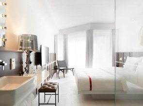 Ruby Claire Hotel & Bar