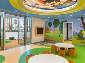 Отель The WB Abu Dhabi, Curio Collection by Hilton