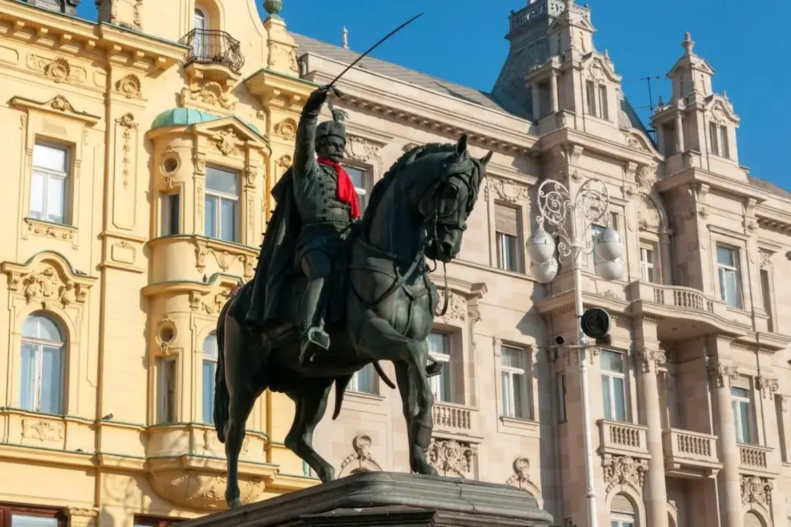 Bumblebee Apartment with Garden