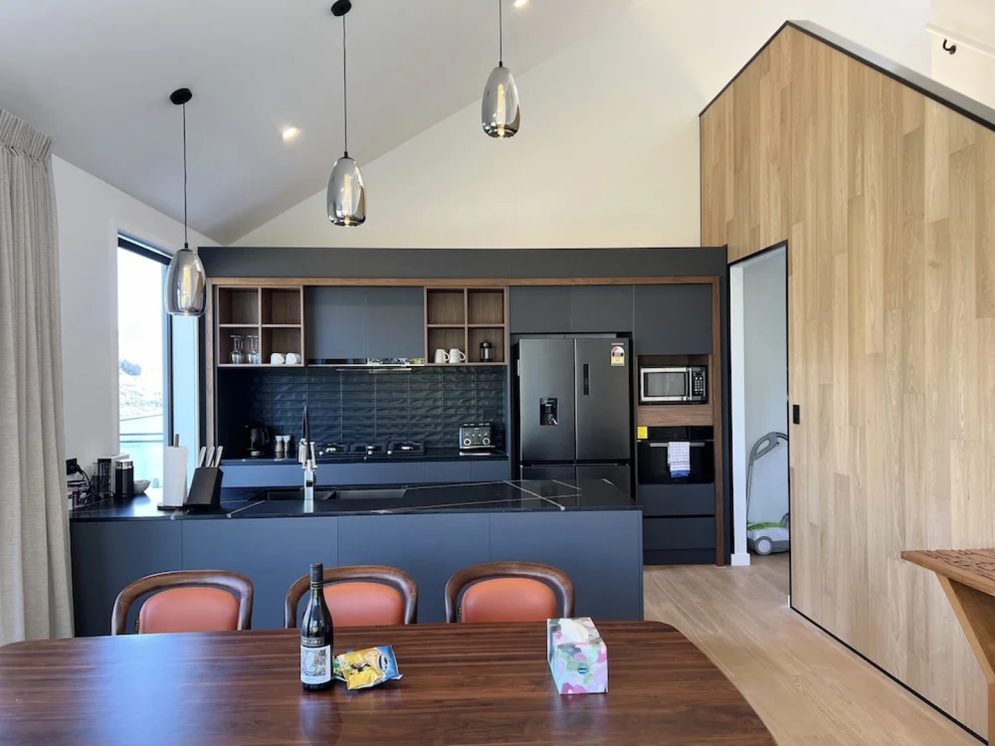 Stunning Lakeview QT Holiday House