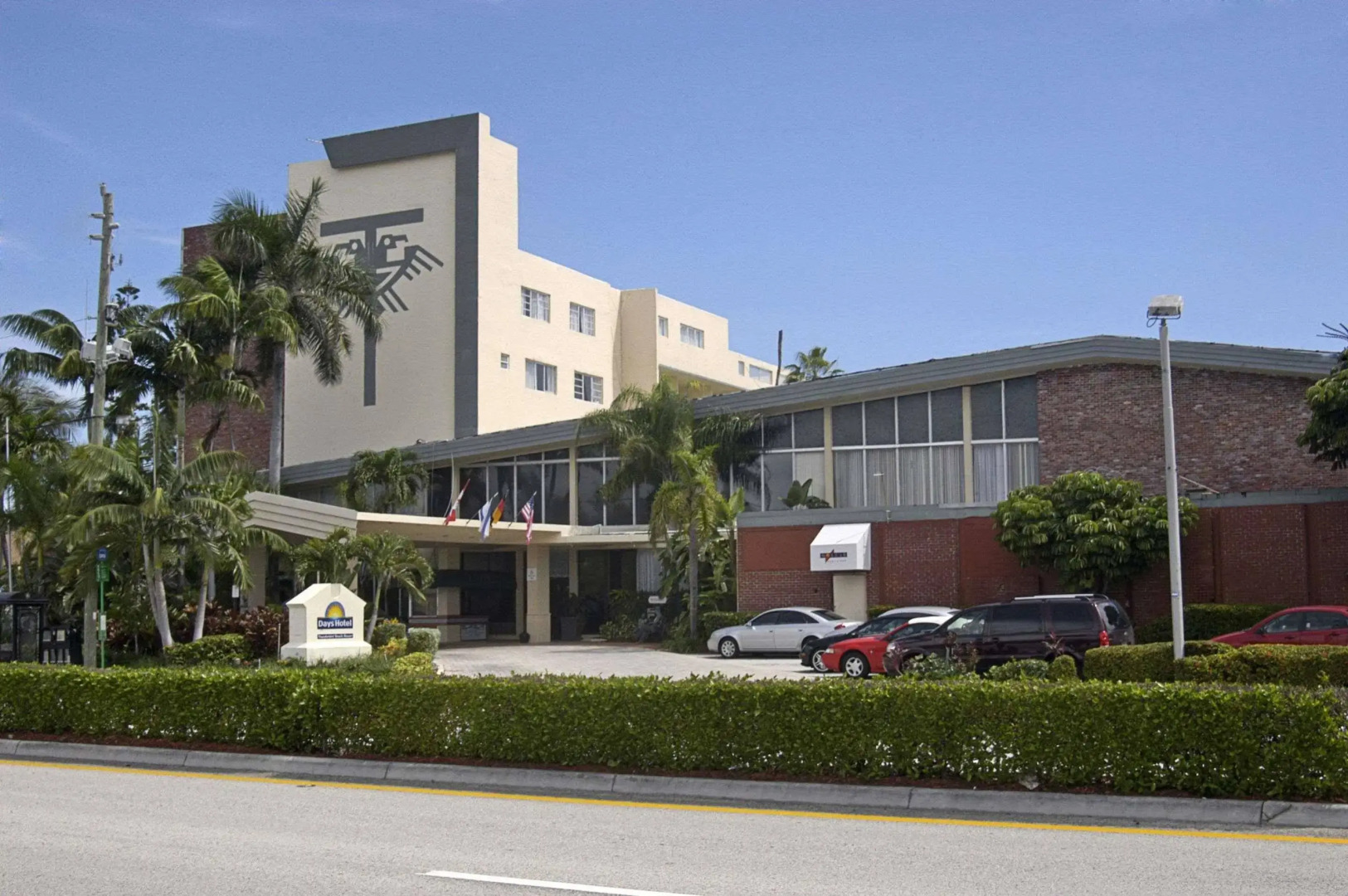 Days Hotel - Thunderbird Beach Resort