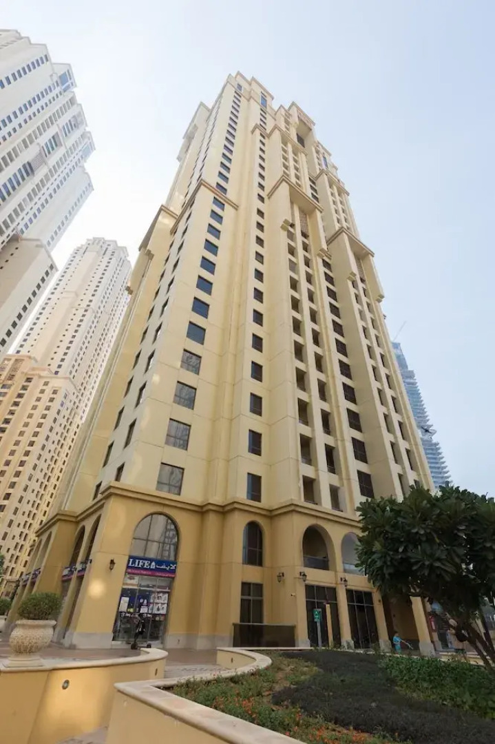 Spacious 1BR 5 minutes to beach