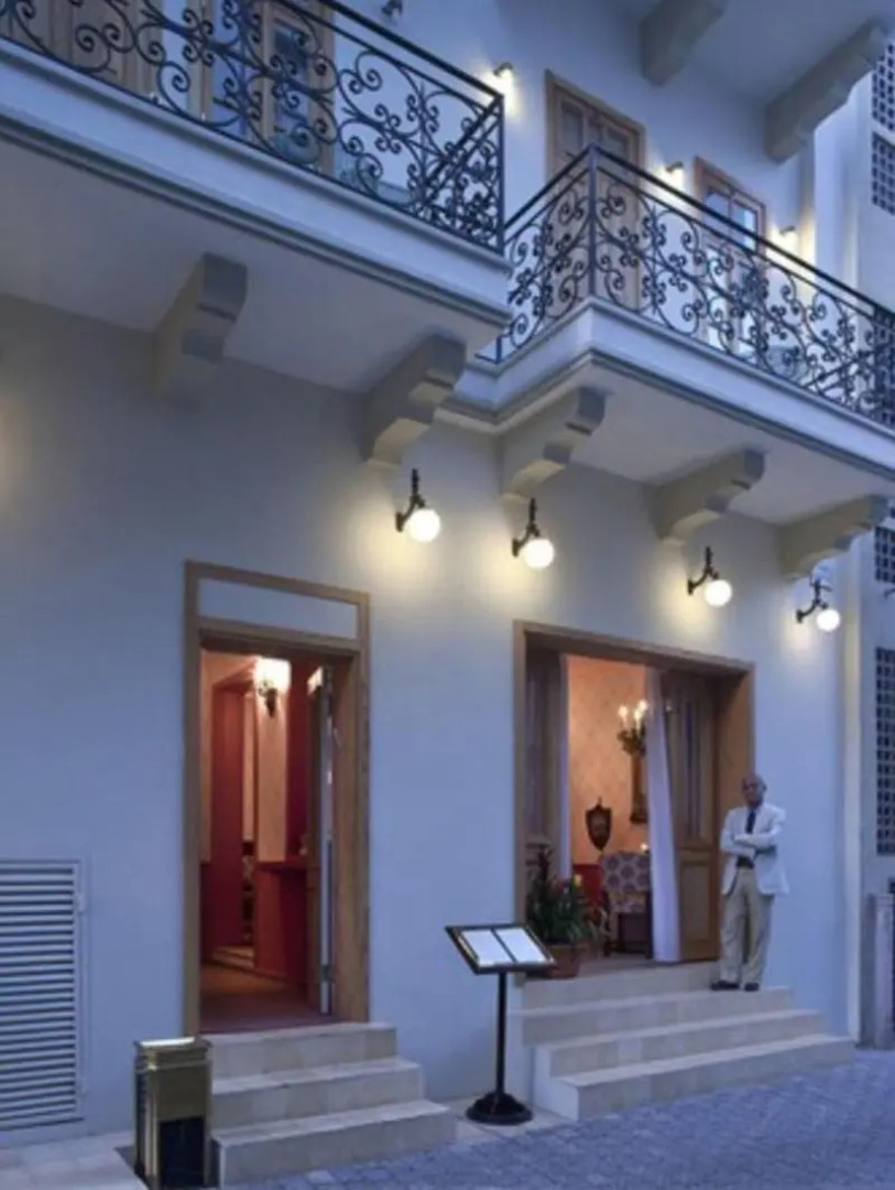 The Elliot - Adults only