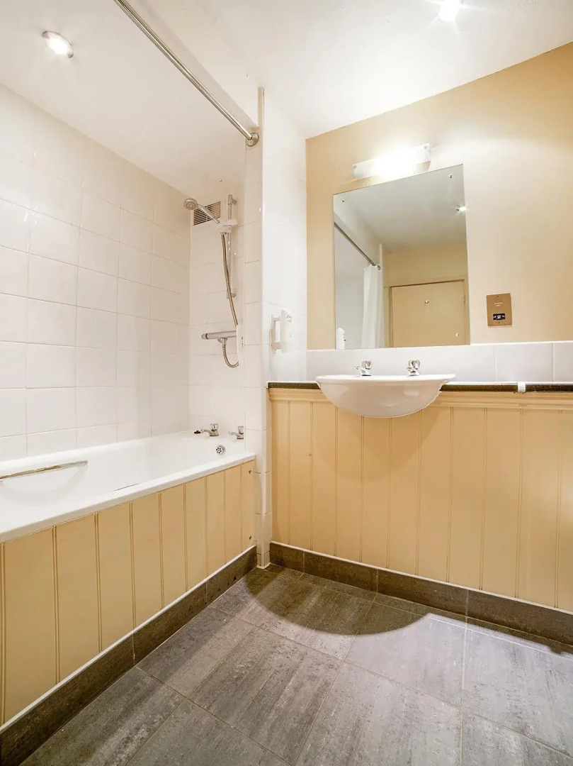 OYO The Bridge House Hotel